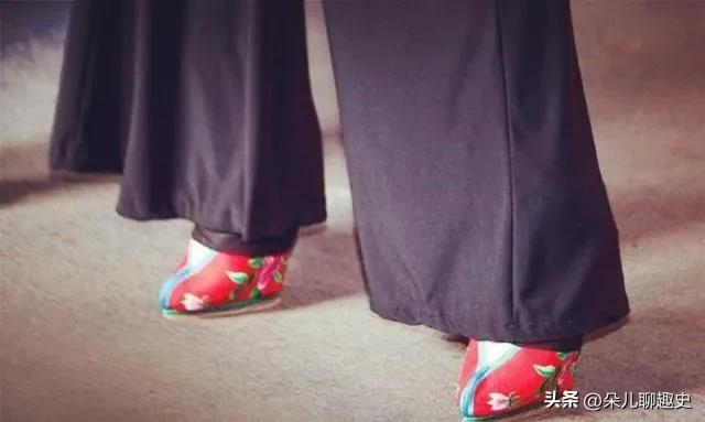 74岁大爷带小鞋鉴宝视频,大爷带三寸金莲鉴宝