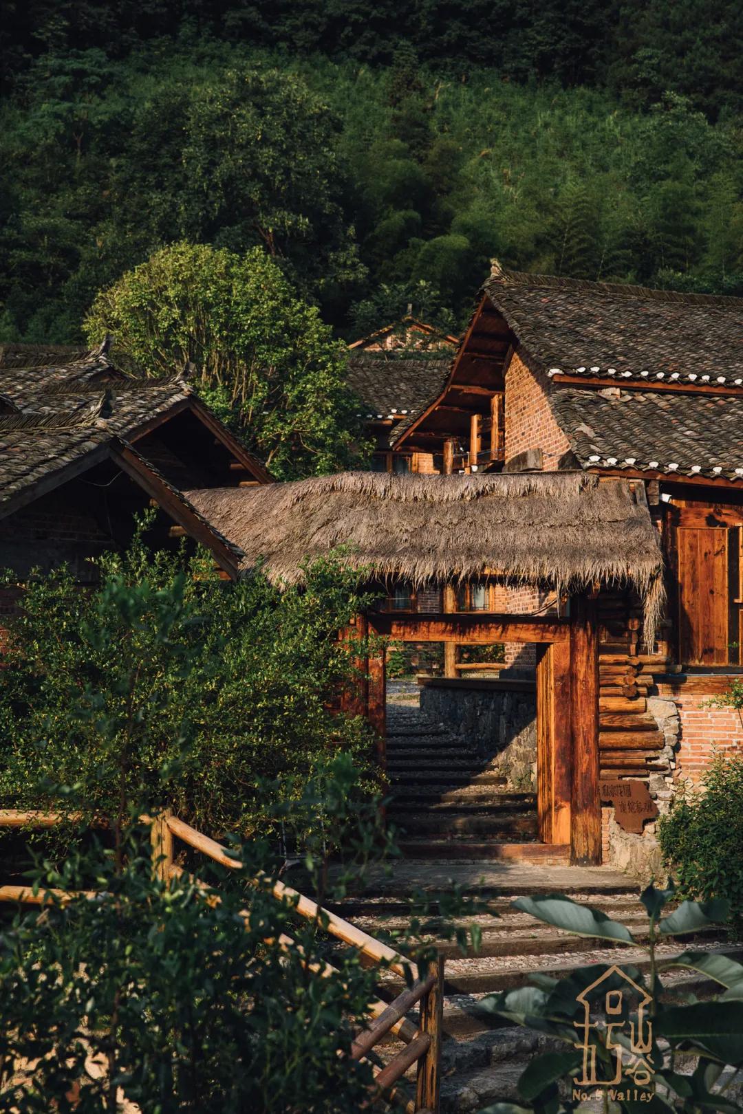 神仙眷侣辞掉高薪工作，爆改废弃山谷，悬崖高空造无边恒温泡池