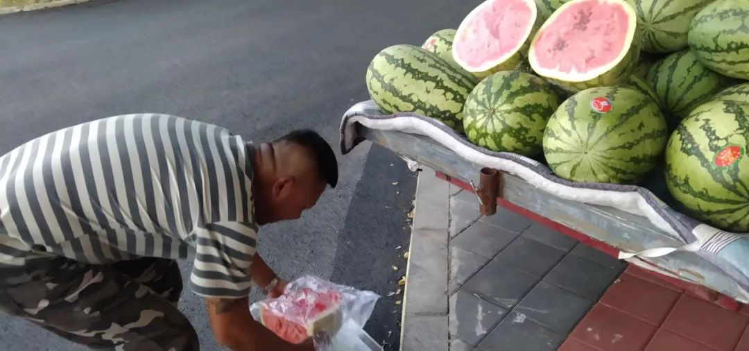 「走街串巷」中卫一水果贩子的生意经历：夏天卖水果冬季卖炒栗子