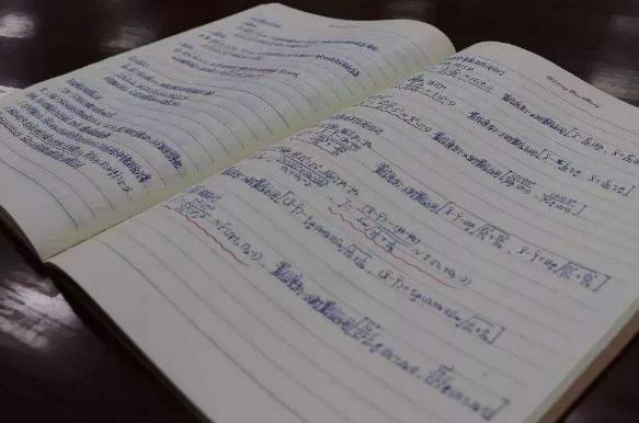 清华女学霸是怎样炼成的？看看她的书桌，或许会找到她成功的原因