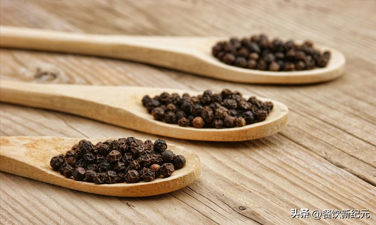 烹调中如何使用黑胡椒和白胡椒,黑胡椒和白胡椒的区别炒菜用什么