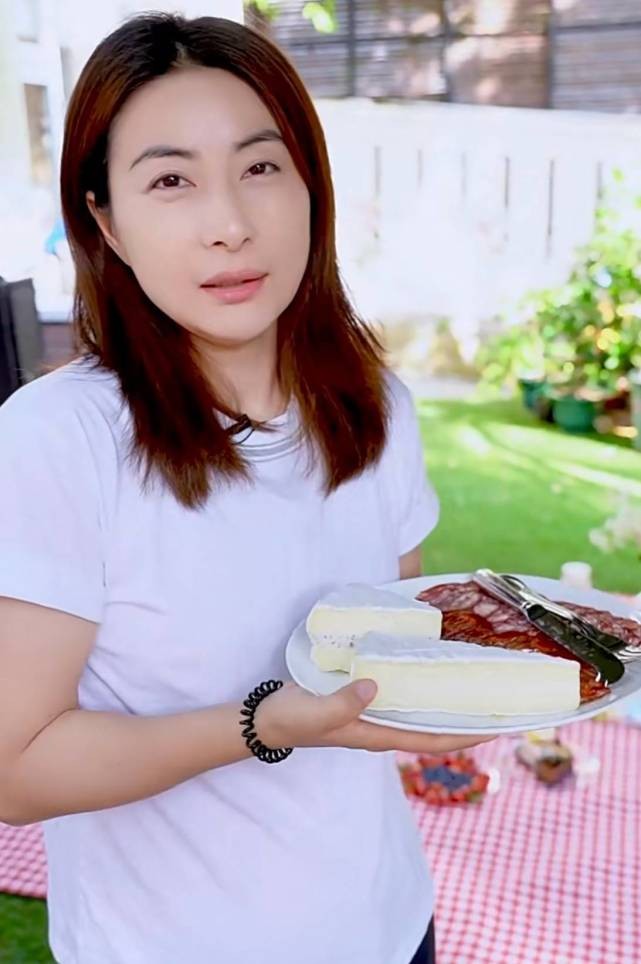 郭晶晶卖货直播,郭晶晶要自己赚钱养家吗