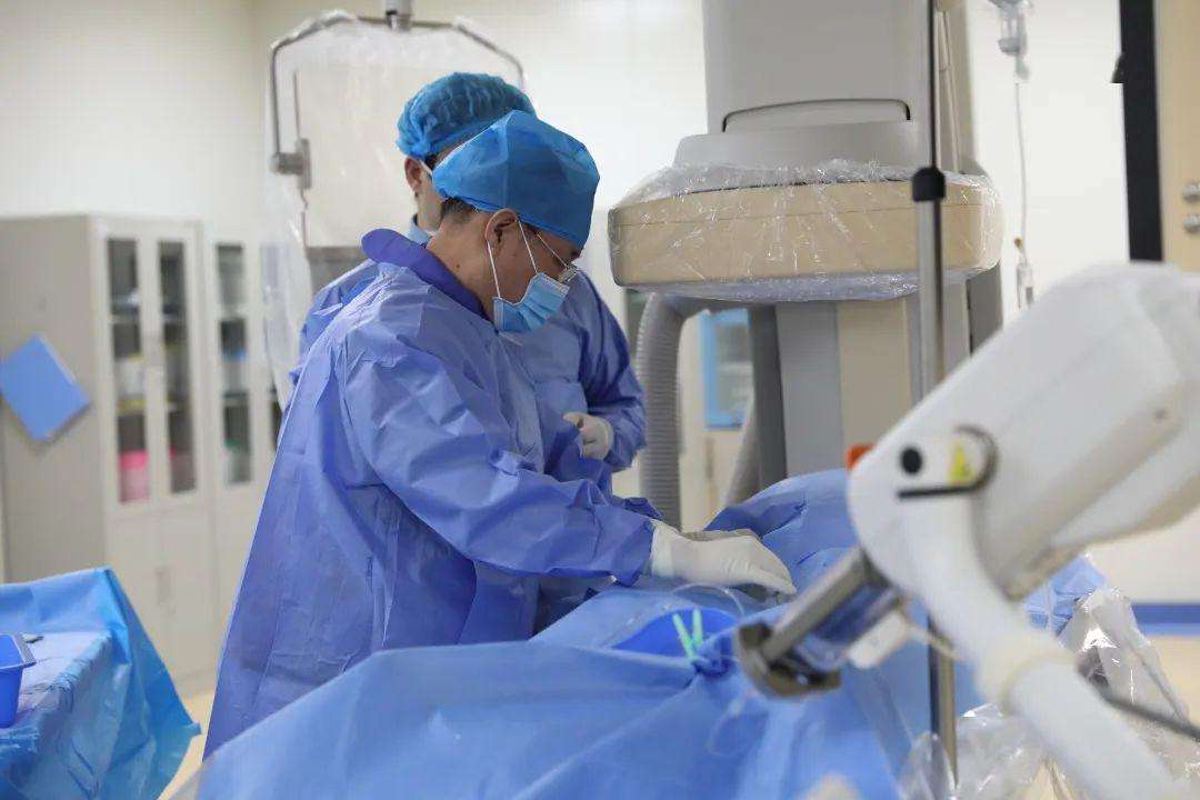 丈夫骑三轮车带绝症老婆环游中国,小伙带绝症女友三轮车旅游三年