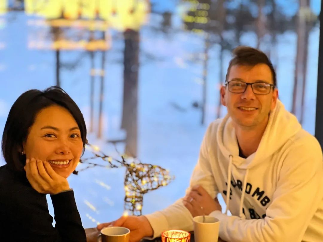 去芬兰看极光，见圣诞老人，路上却丢失行李，差点被锁地牢