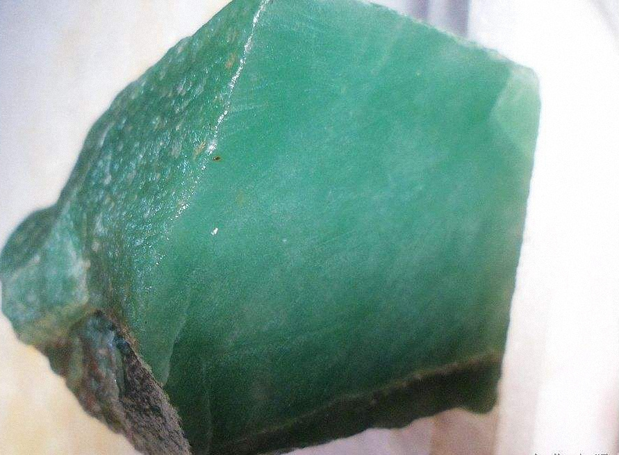 东陵石和翡翠如何区分鉴别 (东陵石翡翠)