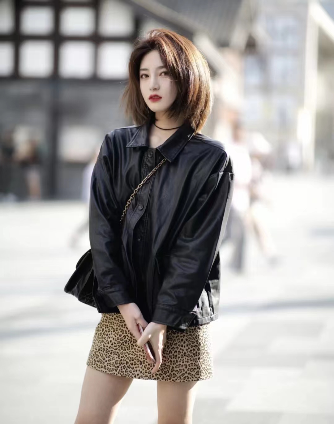 黑色机车皮衣搭配女秋冬,男士皮衣怎么搭配才显高级