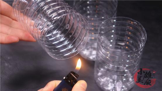 把四个瓶盖粘在一起,把5个塑料瓶粘在一起放在厨房