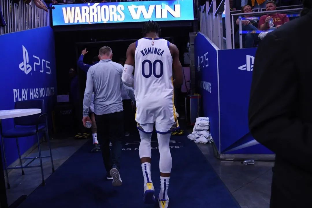 2021湖人打勇士库里最后一球,揭幕战湖人对阵勇士库里