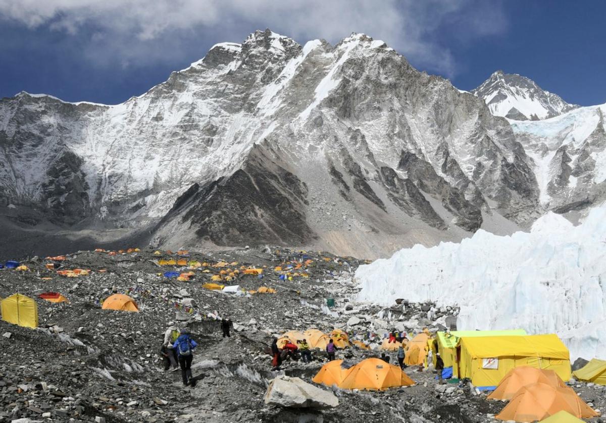 珠峰成“垃圾山”？尼泊尔*队军**上山除污，3.5万公斤垃圾引人震撼