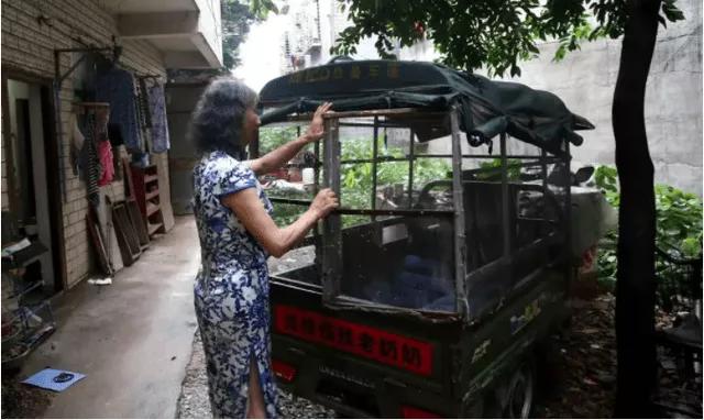 61岁老头男扮女装,47岁大叔男扮女装20年