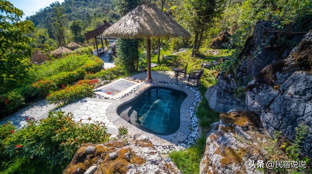 在云雾缭绕的朵花特大桥边隐藏着一家温泉酒店