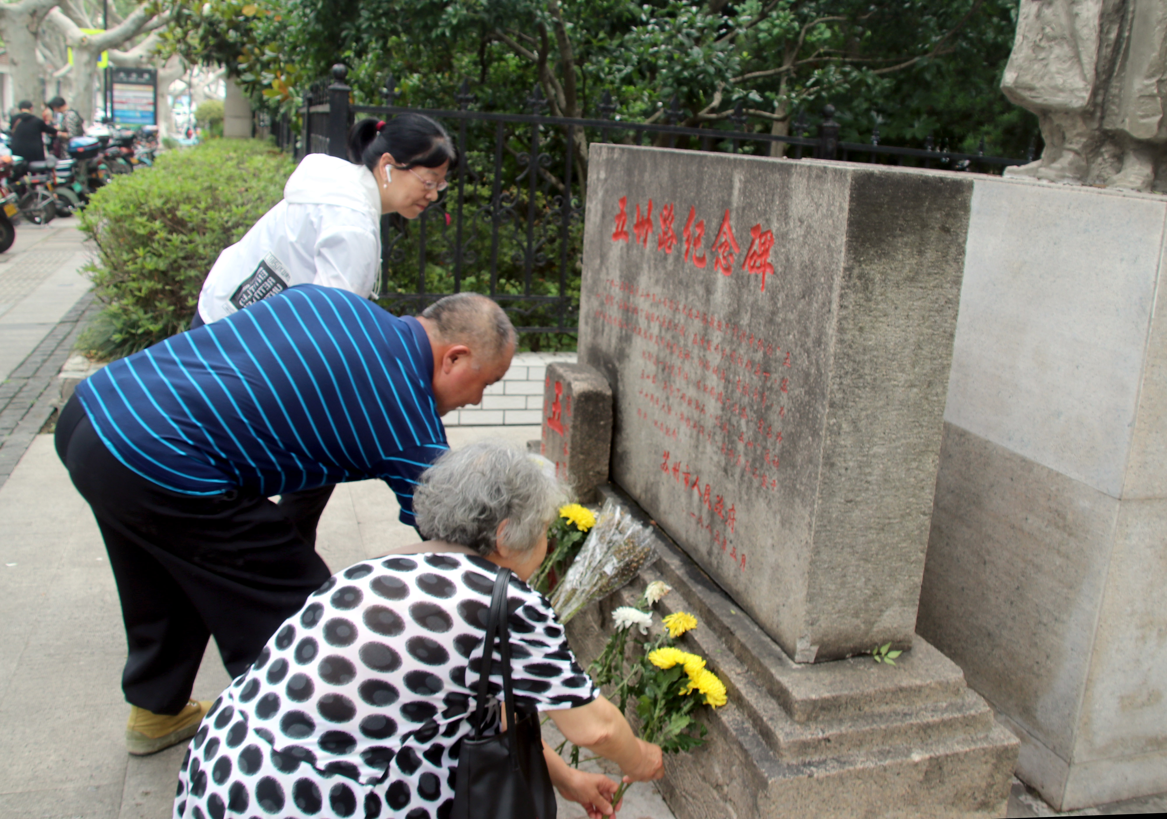 苏州市民向英雄献花圈,追寻红色记忆缅怀革命先烈
