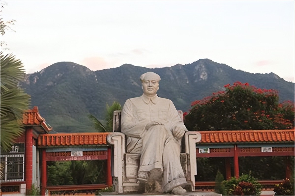 干部发现山头长得像毛主席，孔令华初见落泪，李讷感叹：太像了