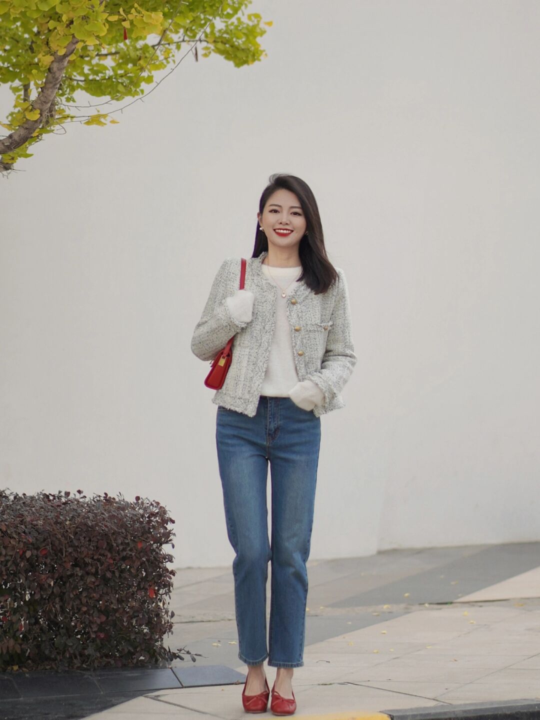 早春牛仔裤穿搭时尚感,春季搭配阔腿牛仔裤的上衣推荐