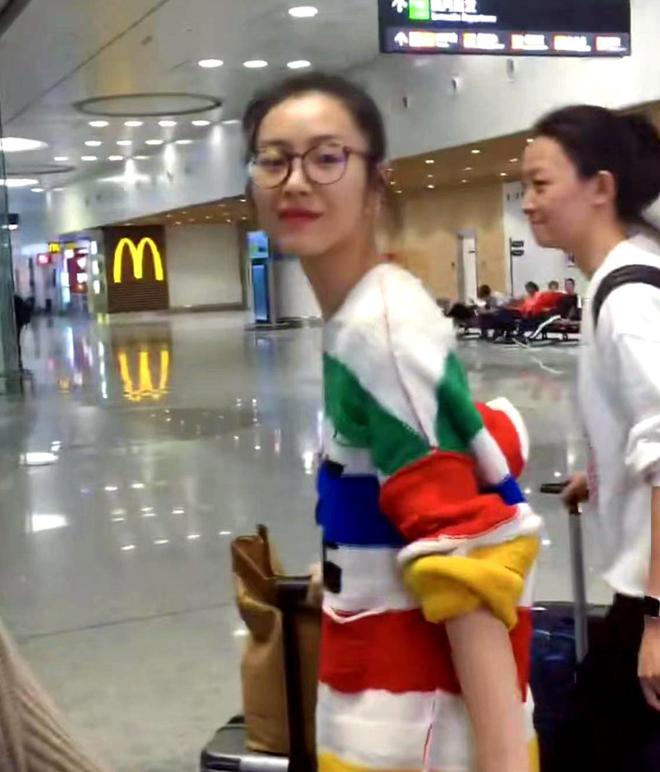 井柏然刘雯牵手甜蜜出街杨丞琳李荣浩聚会好开心