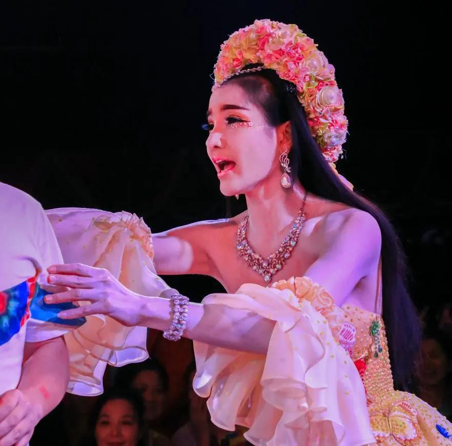 揭秘人妖背后真相