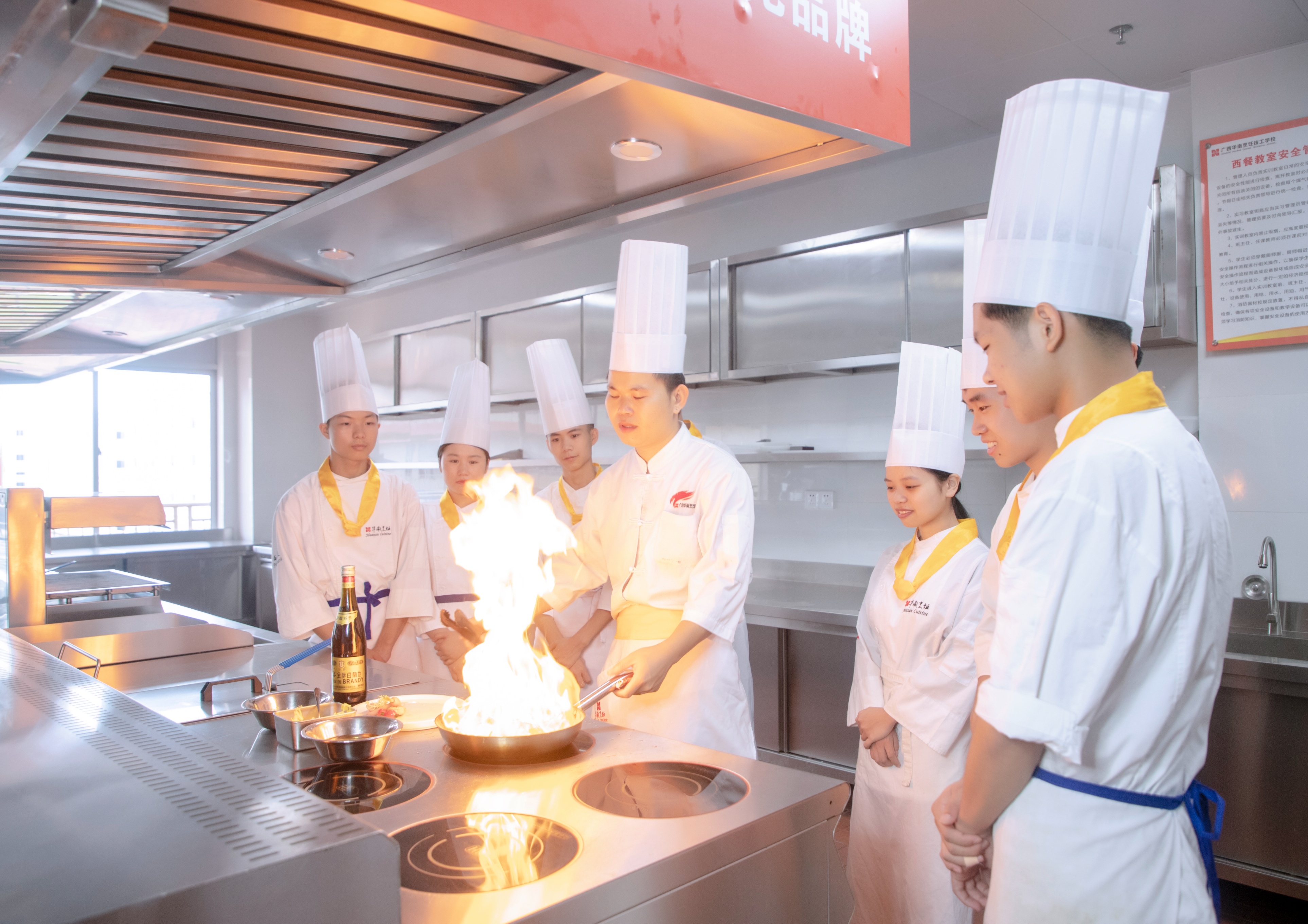 现在去学厨师还有前景吗,厨师有前途吗发展前景怎么样