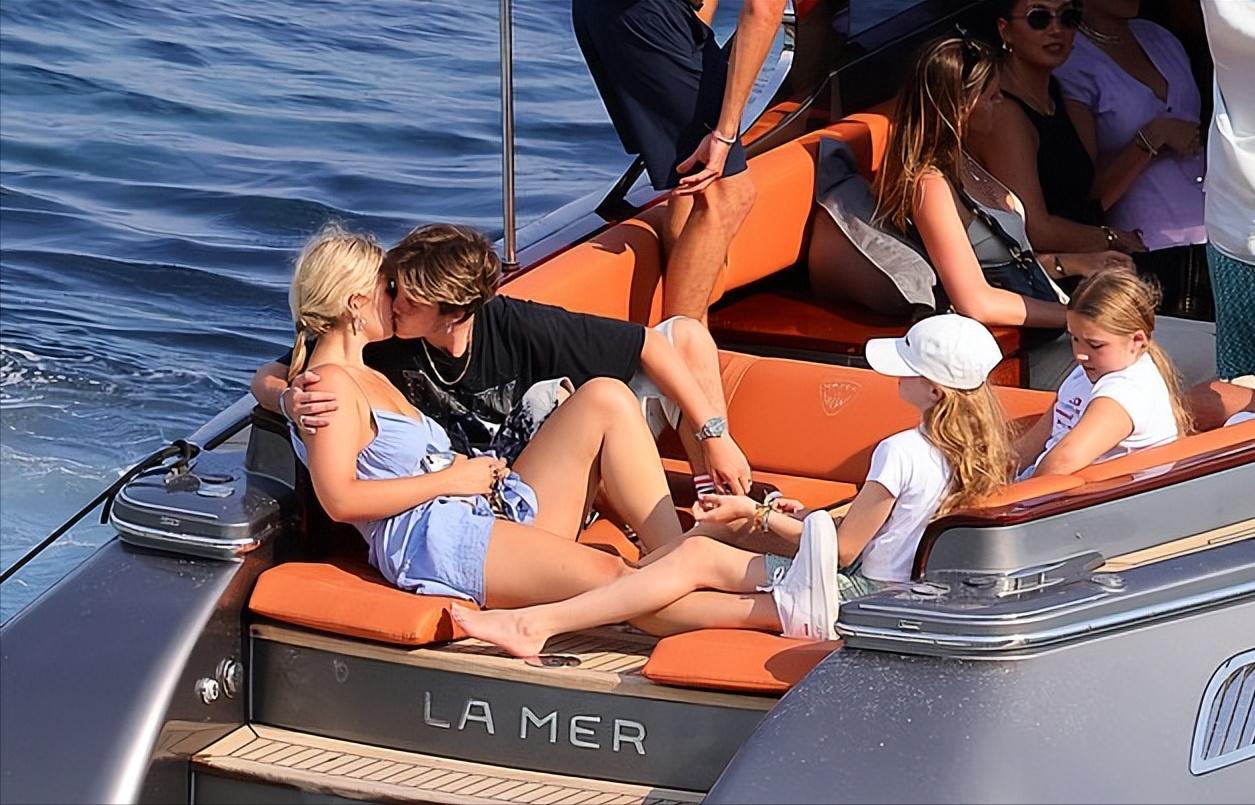 小贝大儿子抱女儿小七最新照片,小贝女儿和小七接吻