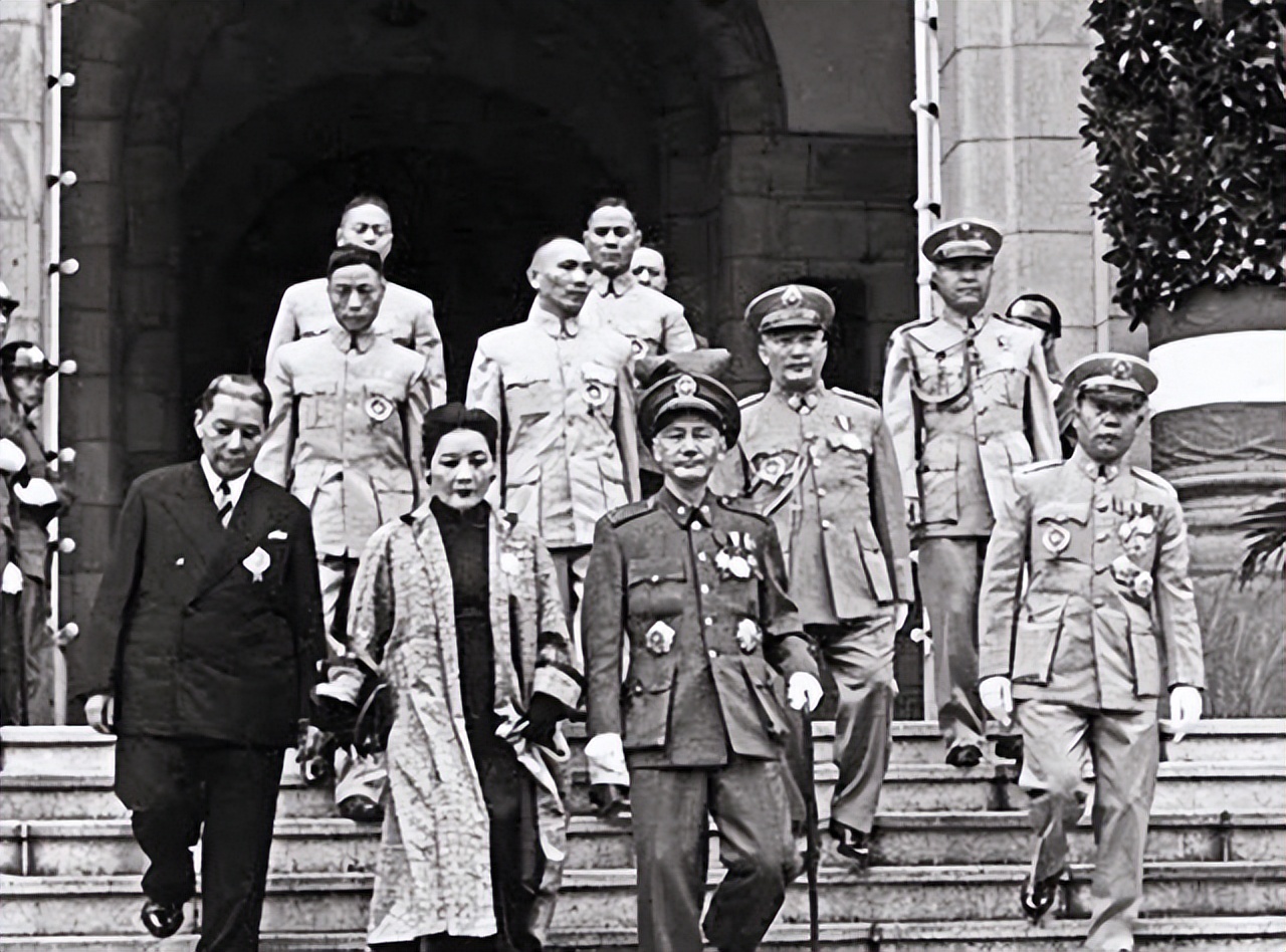 1964年，他只身一人驾驶登陆艇起义，国防部直接奖励黄金600两