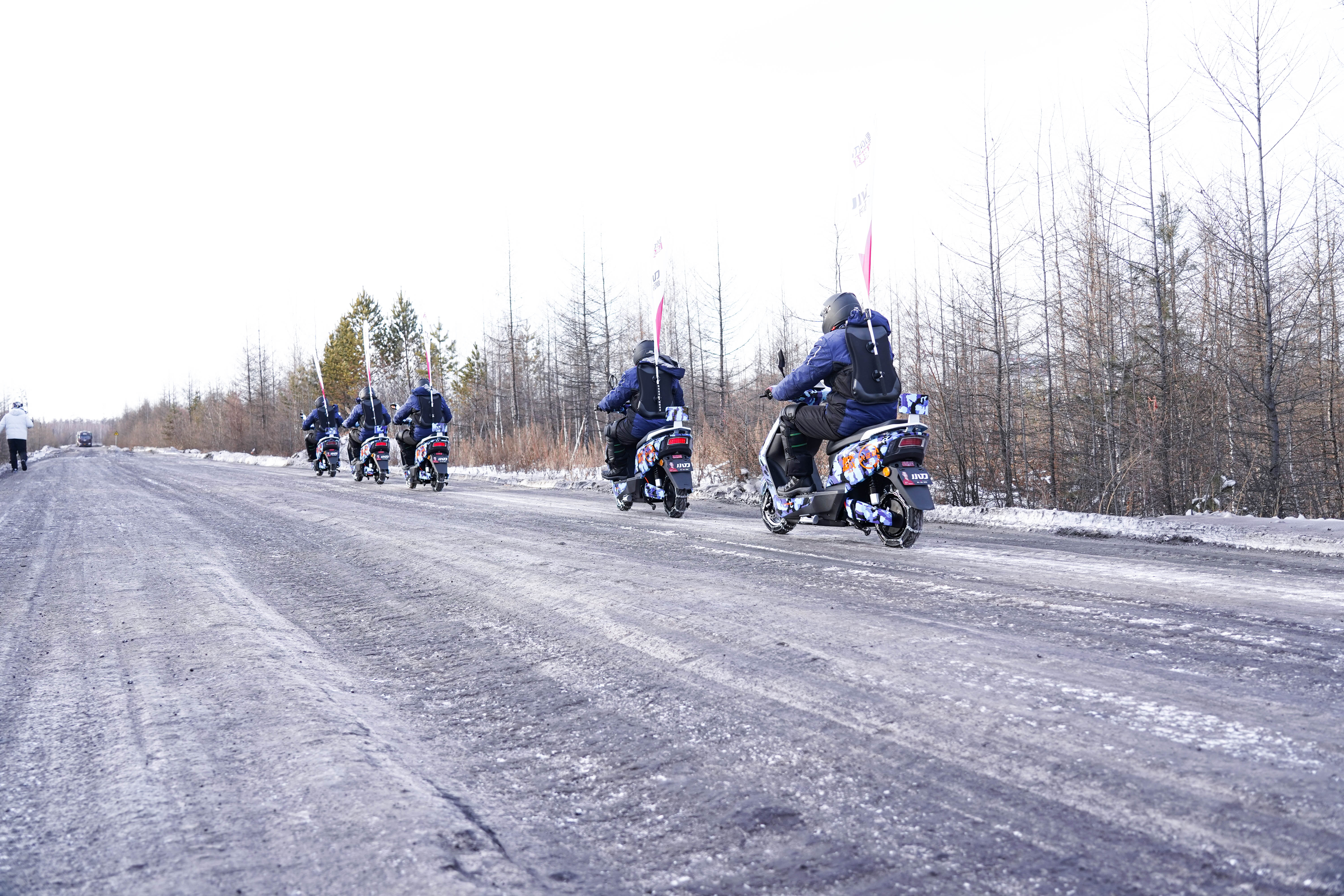 冬季骑行穿皮裤好还是羽绒裤好,冬季骑行注意事项及禁忌有哪些