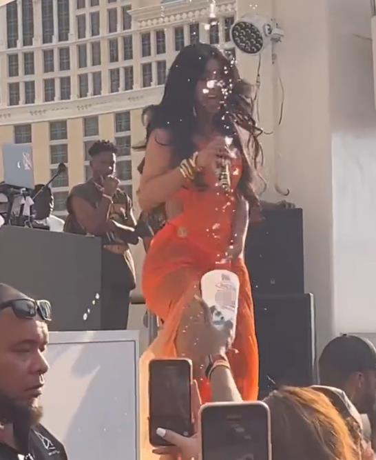 开放无极限！美国女星演唱会不穿内衣、露胯、与卫生棉条互动