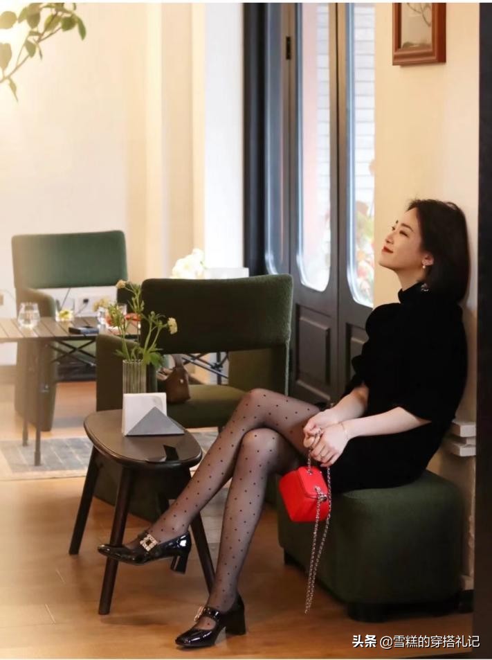 今年流行黑丝配玛丽珍鞋,夏季怎么穿黑色玛丽珍鞋