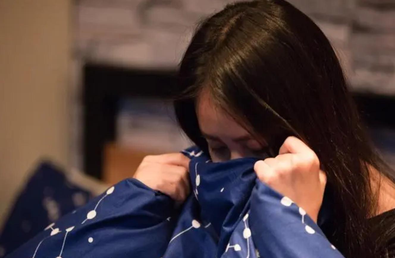 湖南一男教师当街摸8岁女孩胸,母亲快被气晕,处理结果惹不满