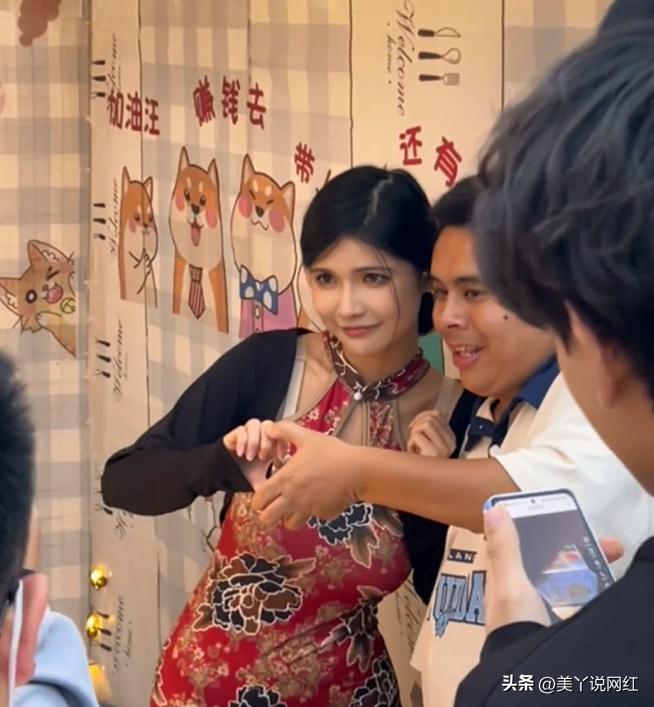 网红狗头萝莉摆摊卖煎饼,一天赚400元知足快乐,并带火营地夜市