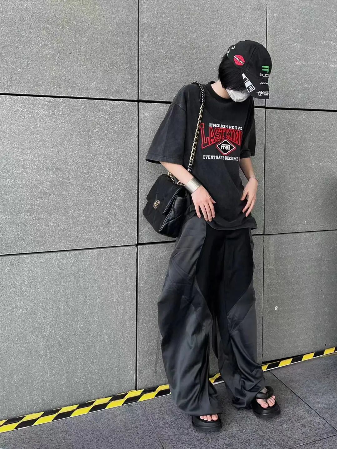 男t恤搭牛仔裤加皮带有哪些穿法,t恤配裤子的时髦穿法