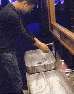 一哥们在殡仪馆守灵，闲着无聊，半夜用手机搜附近的人