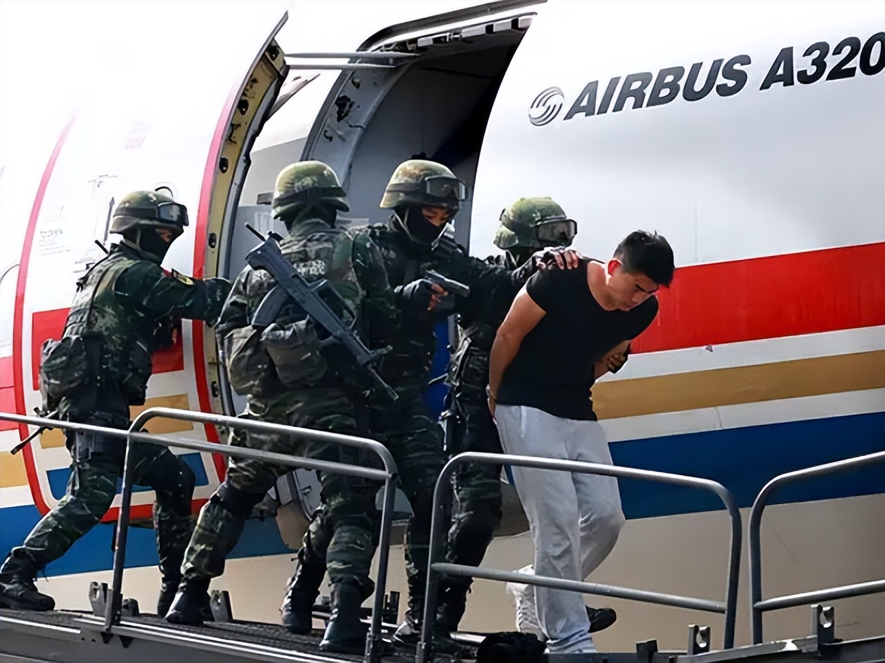 对东航mu5735飞机失事的看法,东航mu5735客机失事都找到了什么