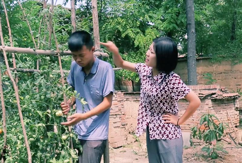 1997年,35岁男子捡到女弃婴,19年后女孩的七幅画卖出4.58万高价