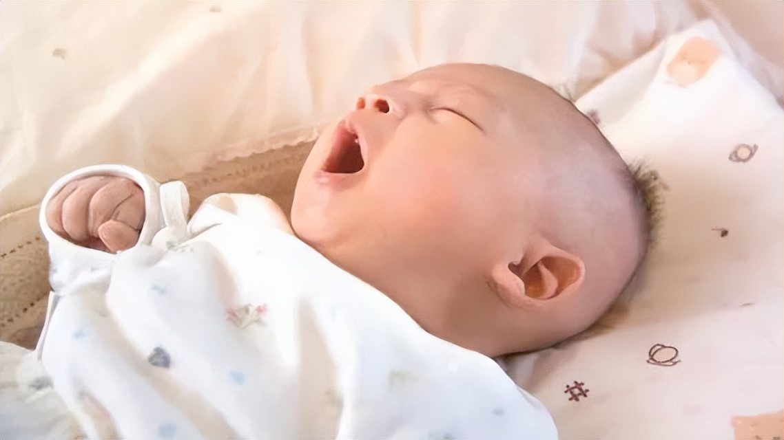 新生儿吐奶面部湿疹是过敏吗,宝宝身上起红点吐奶是怎么回事