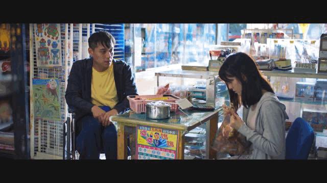 弑亲、卖肉、*拍偷**，尺度爆表，如此生猛的华语片，惊到我了