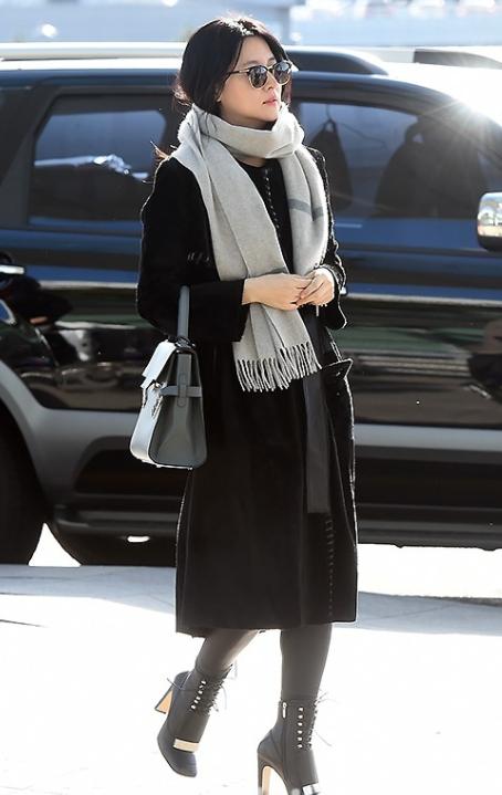 李英爱穿大衣图片,李英爱黄皮夹克配裙子穿搭