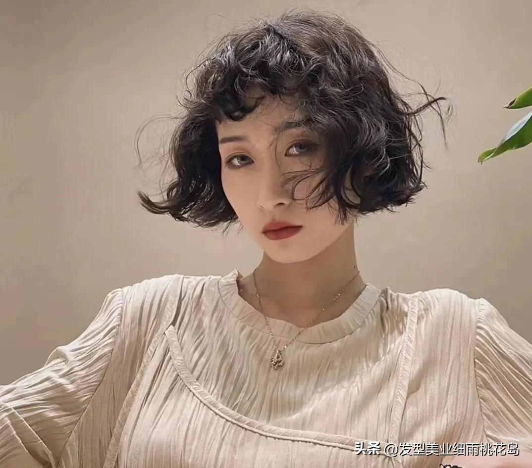 30岁洋气的超短发满头烫小卷,洋气全烫短发满头小卷