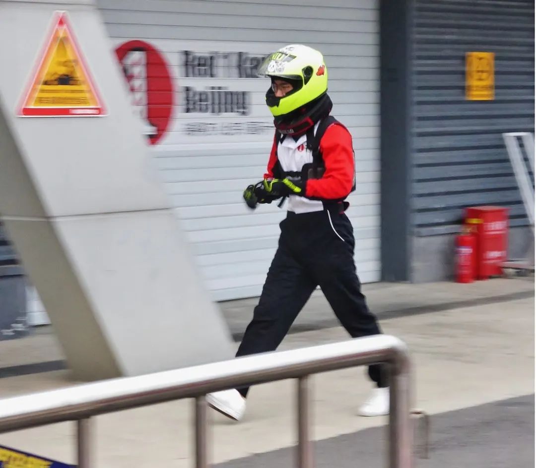 8岁学弹琴是不是太晚了,8岁开始学钢琴太晚了吧