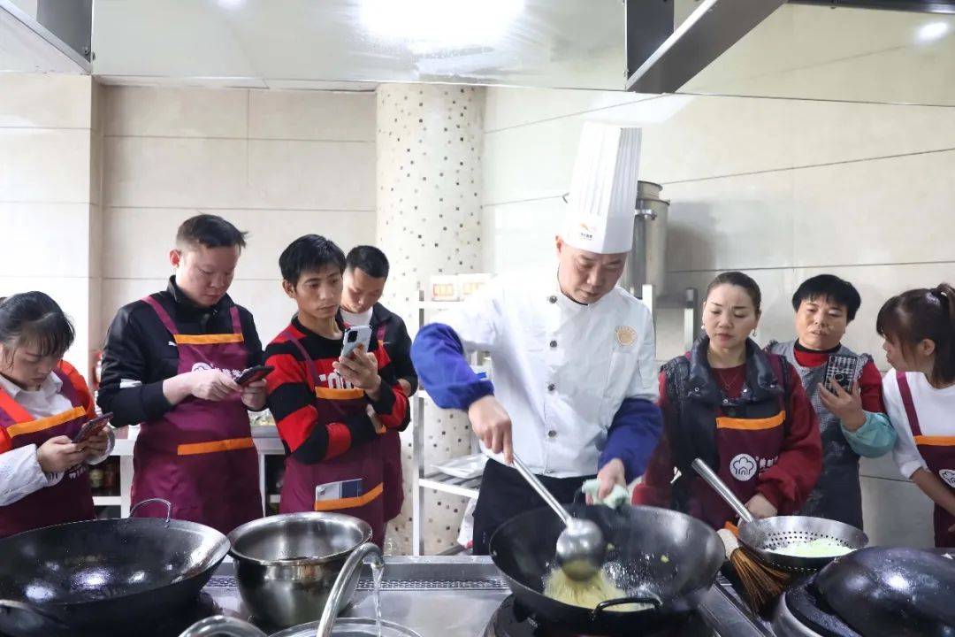 特色小吃创业好项目一个人可操作,学小吃培训创业去哪里学比较好