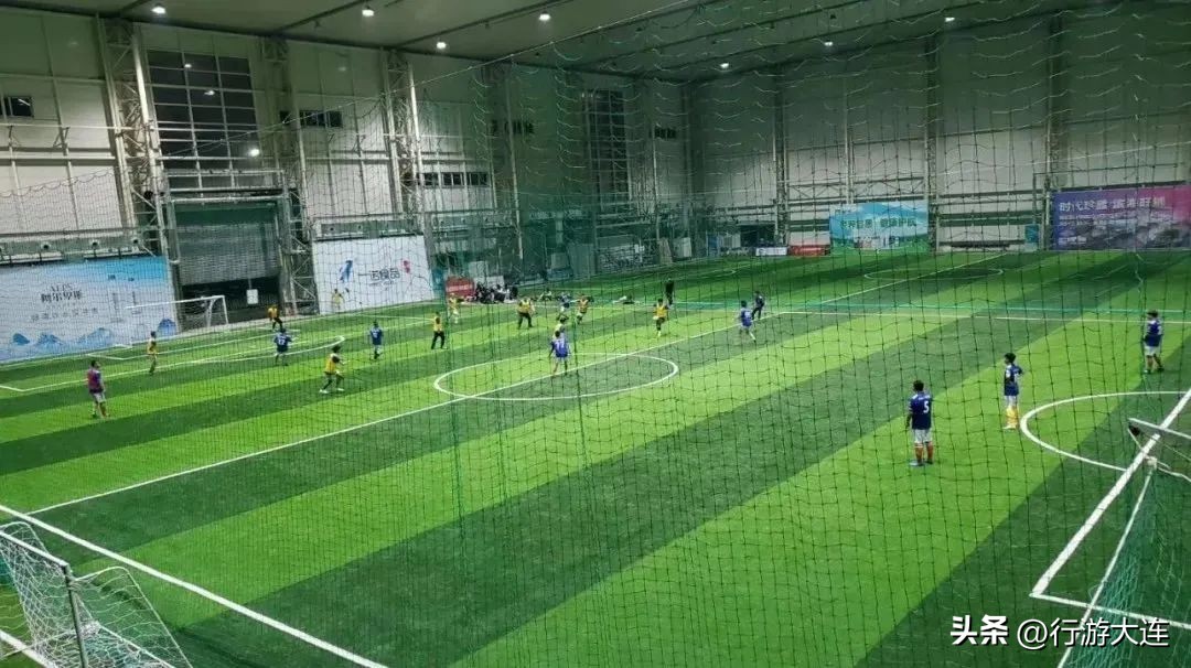 人山人海的足球比赛开场,大连人足球赛事