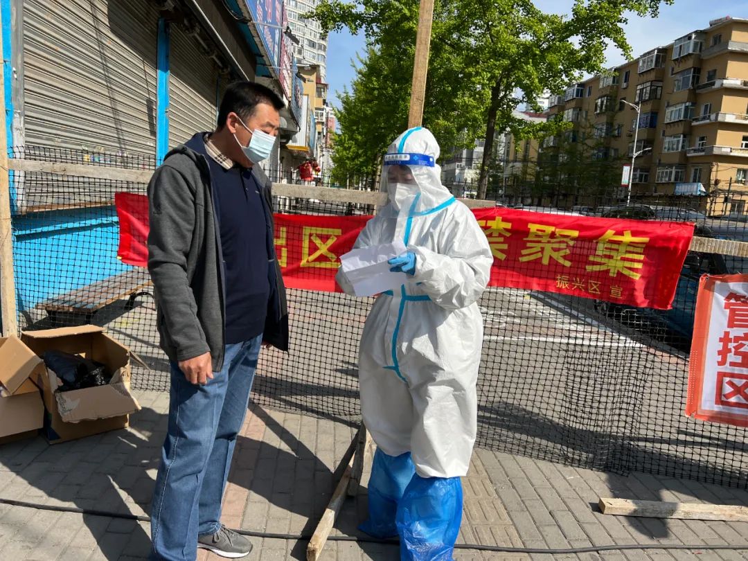 当好四员防控疫情,疫情防控教师志愿者在行动