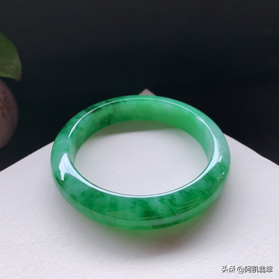 翡翠手镯怎么选才是最好的颜色,各种翡翠手镯的颜色寓意