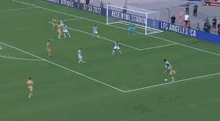 莱万两球拜仁客场6-2大逆转,莱万对战巴萨梅开二度