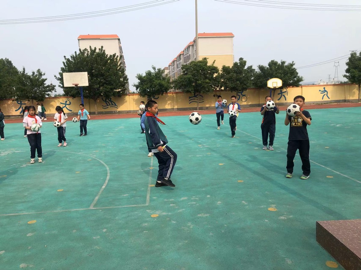 乐享体育足球,小学生足球比赛颠球