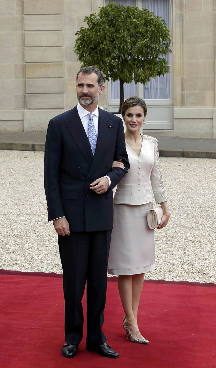 西班牙王后白色连衣裙穿搭,西班牙王后穿衣黑白色衬衫