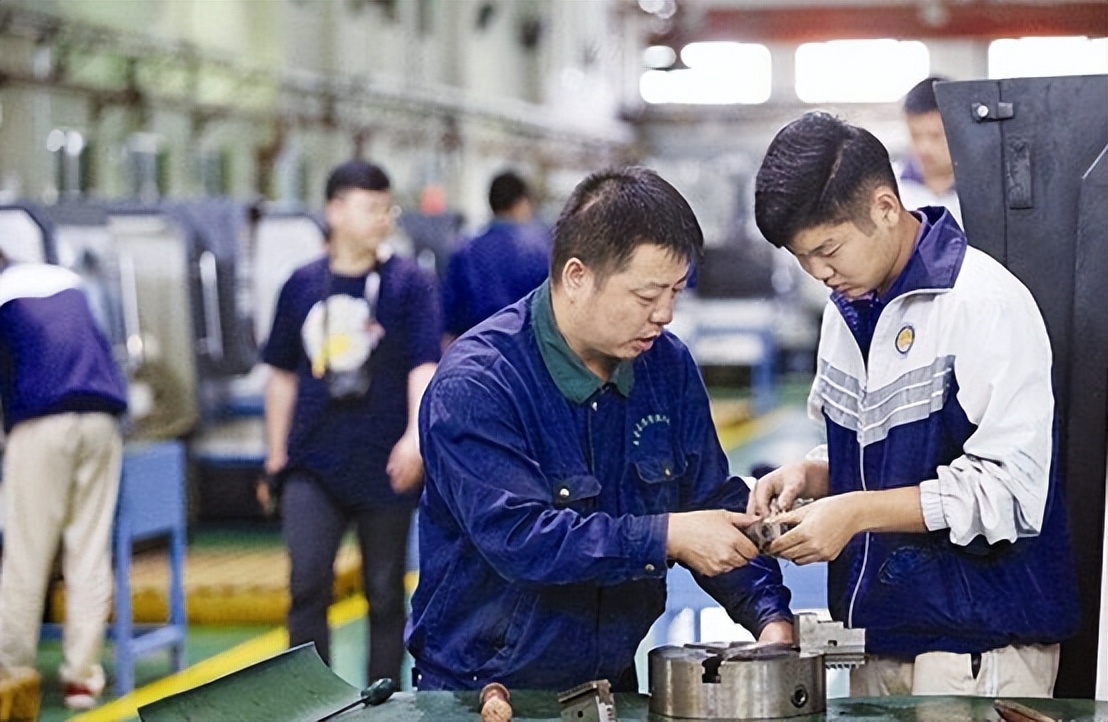 中国高级技工缺2200多万，本科生毕业没工作，技校招生却无人问津