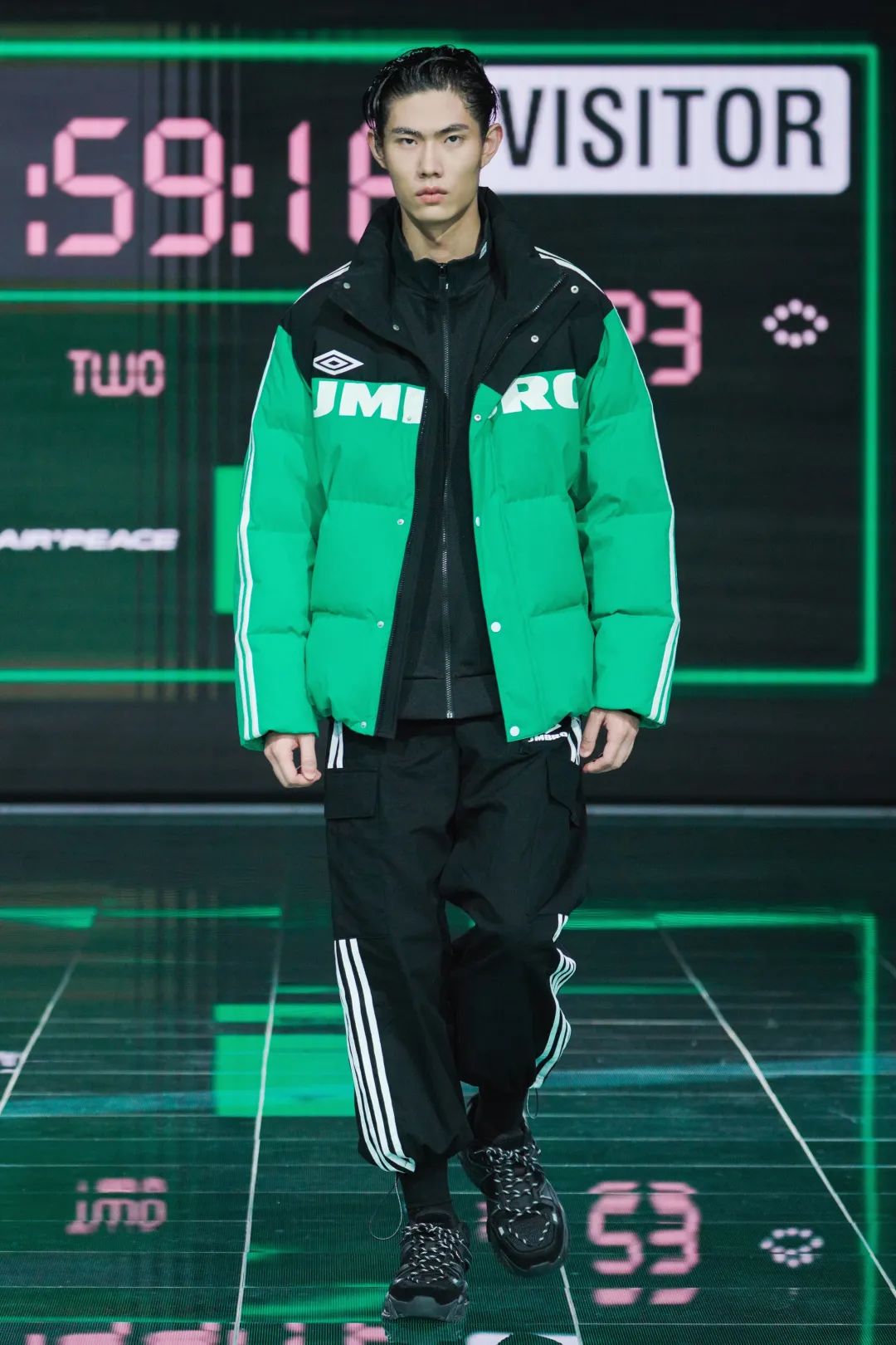 在这场羽绒服大秀上，我们见识了太平鸟男装的「科技」与「狠货」