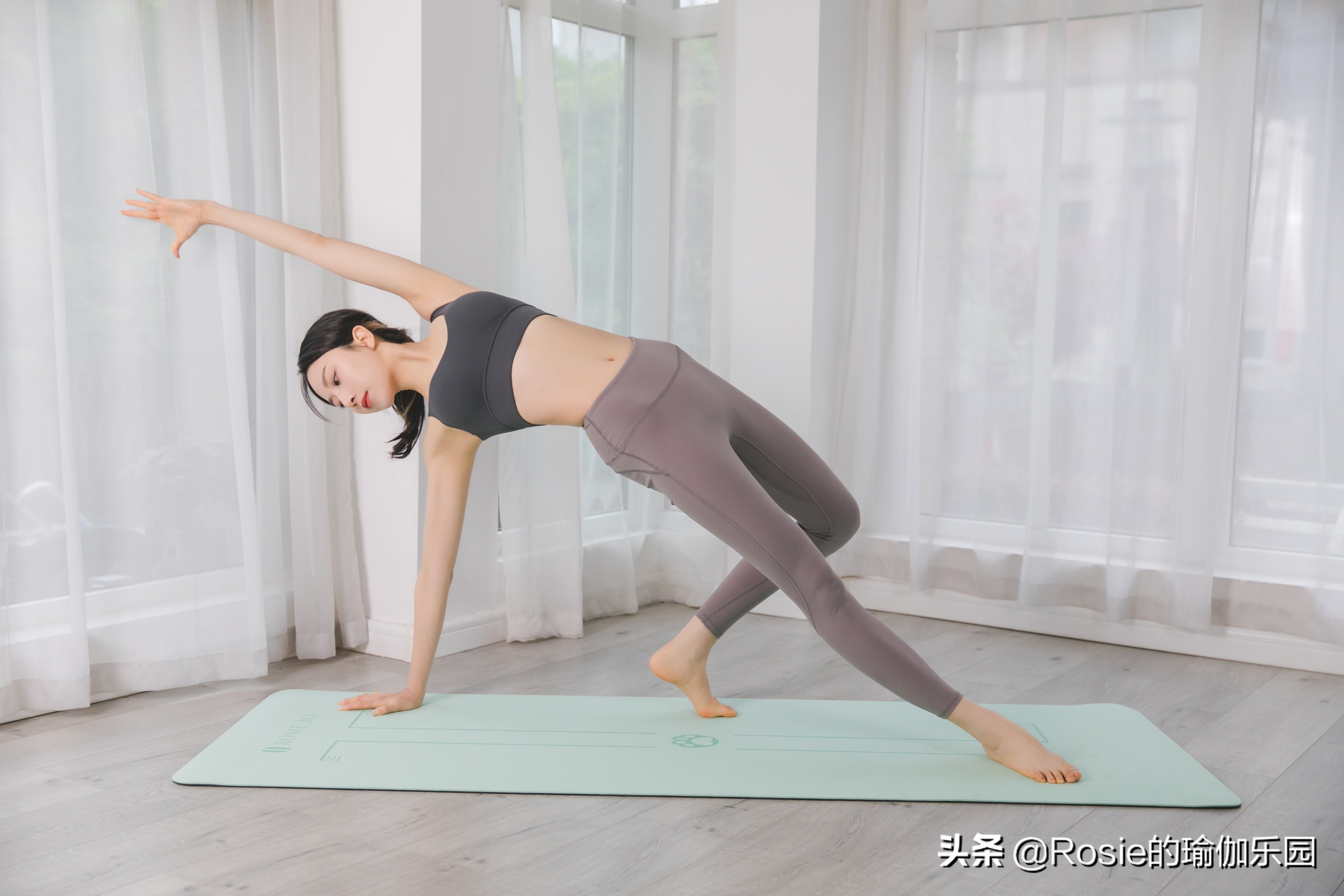 刘亦菲侧颜五官立体翘鼻抢镜,刘亦菲晒马甲线照身材简直太好