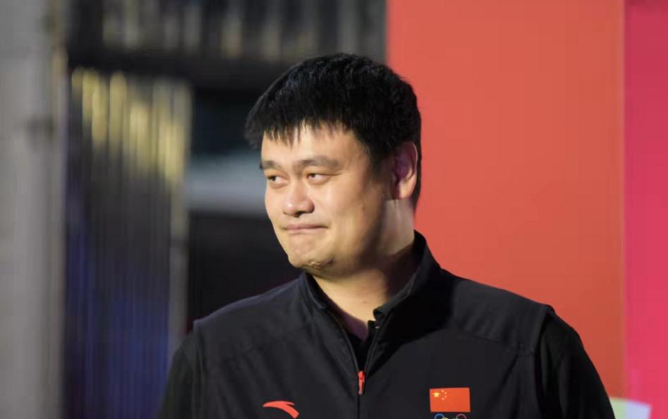 姚明带10岁女儿的合影,姚明携女儿现身机场