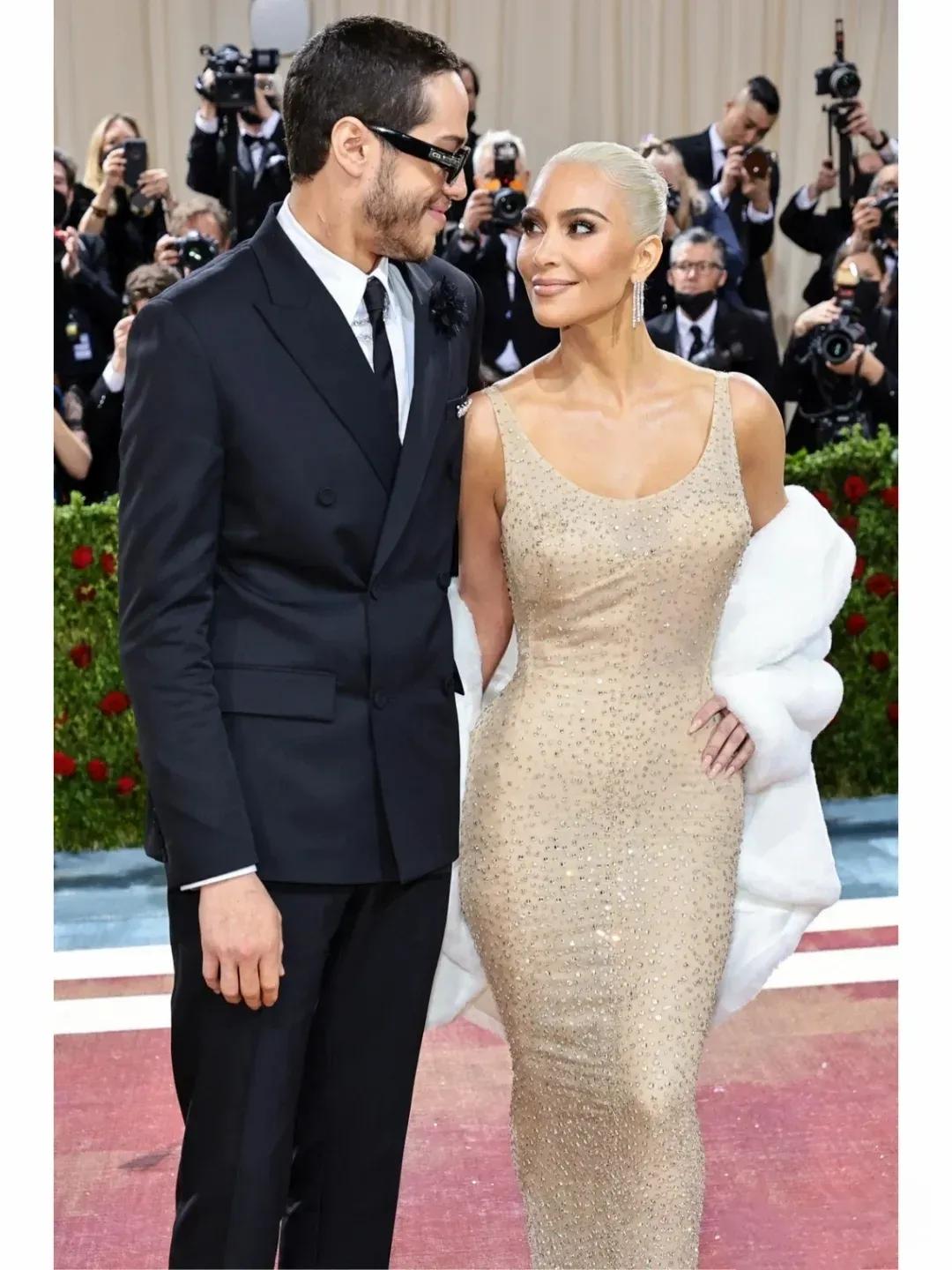 肯尼迪生日宴上梦露穿着,玛丽莲梦露在肯尼迪生日宴会上