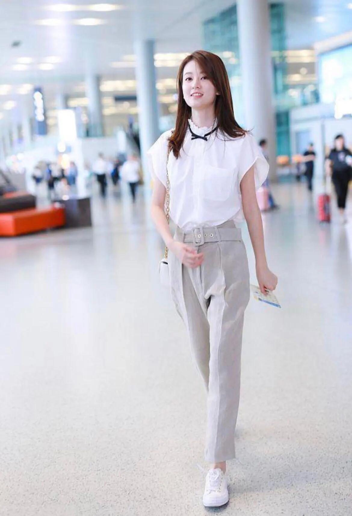 乔欣的清新白色系穿搭,乔欣露脐t恤紧身牛仔裤穿搭